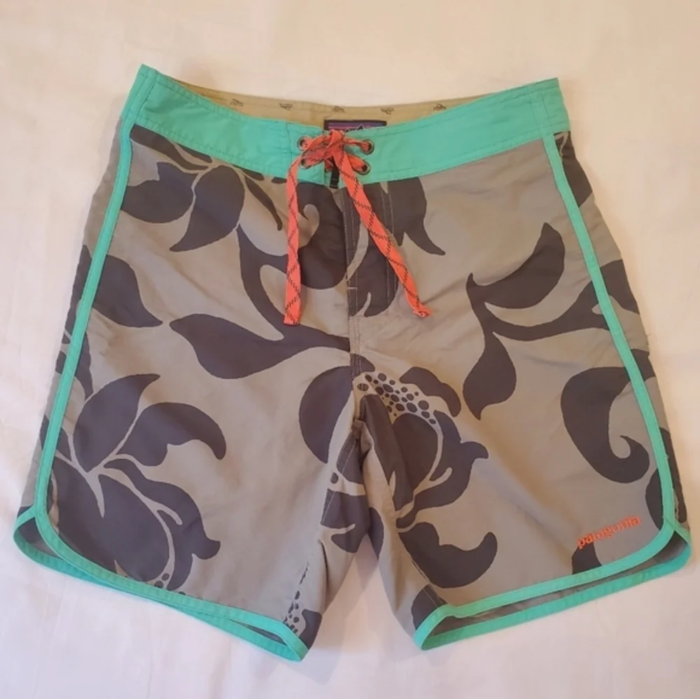 Patagonia Scallop Hem Wavefarer Board Shorts Size 29 Gray Floral